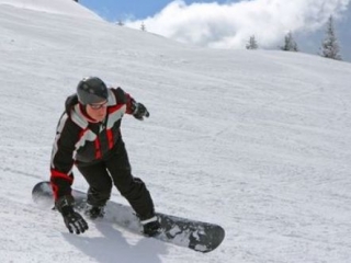  拥有良好的单板滑雪水平 